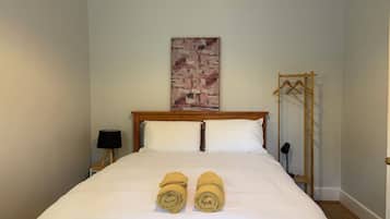 2 bedrooms, desk, iron/ironing board, WiFi