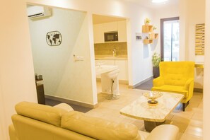 Iron/ironing board, free cribs/infant beds, free WiFi, bed sheets - Accra Luxury Apartments at Edge (Accra)