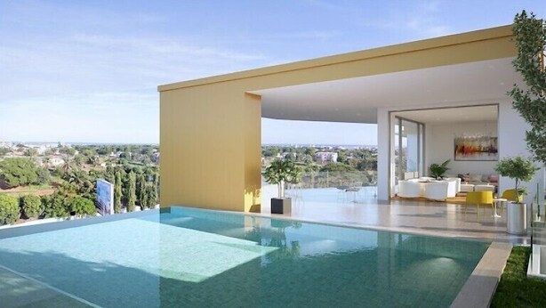 Ein moderner Poolbereich im Freien mit freiem Blick auf die Stadtlandschaft.