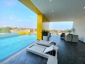 Outdoor pool - Accra Luxury Apartments at Edge (Accra)