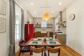 Dining - Pleasure Pier Stylish Stay Near Beach | Games BBQ (Galveston)