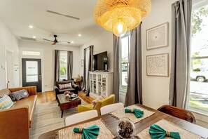 Smart TV, offices - Pleasure Pier Stylish Stay Near Beach | Games BBQ (Galveston)