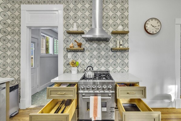 Frigorifero, microonde, forno, piano cottura