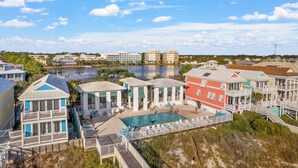 Ein Küstenhotel mit mehreren Gebäuden, einem Schwimmbecken und Blick auf das Wasser.