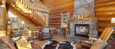 Smart TV, chimenea, futbolito y libros
