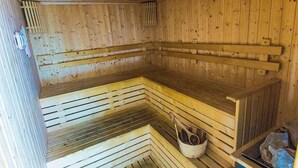 A sauna with wooden benches and a bucket. - GSR - Grande Caribbean (Pattaya)