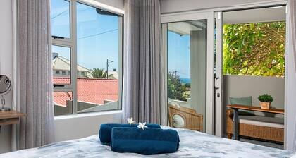 Unique stylish downtown room *near Beach* walk to*The Point*