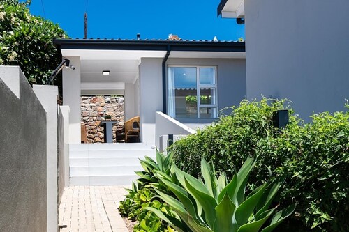 Unique stylish downtown room *near Beach* walk to*The Point*