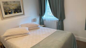 Standaard tweepersoonskamer, uitzicht op stad | Een bureau, een laptopwerkplek, gratis wifi