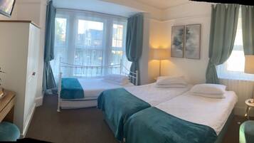 Klassieke driepersoonskamer | Een bureau, een laptopwerkplek, gratis wifi