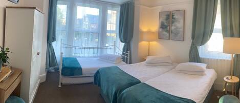 Classic Triple Room | Desk, laptop workspace, free WiFi