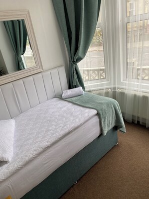 Desk, laptop workspace, free WiFi - A&B Guest House Cambridge (Cambridge)