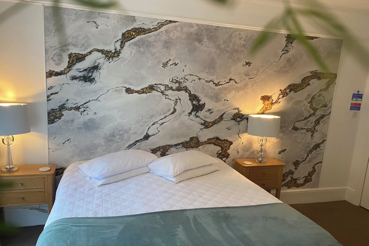 デラックス ダブルまたはツインルーム | デスク、ノートパソコン用作業スペース、WiFi (無料)