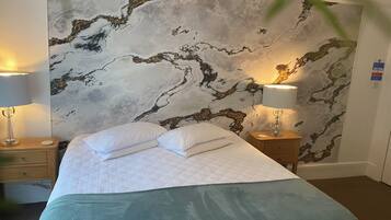 Deluxe kamer, 1 twee- of 2 eenpersoonsbedden | Een bureau, een laptopwerkplek, gratis wifi