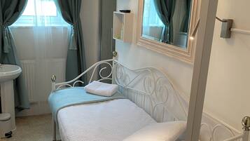 Habitación individual básica | Escritorio, espacio para trabajar con laptop y wifi gratis