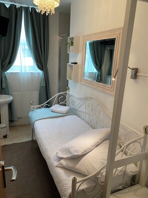 Desk, laptop workspace, free WiFi - A&B Guest House Cambridge (Cambridge)