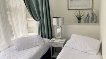 Classic Twin Room | Desk, laptop workspace, free WiFi