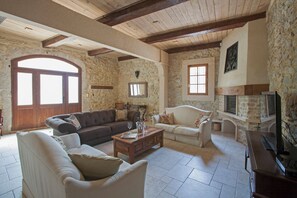 TV, fireplace - Gite "Les 3 F (Fontcouverte)