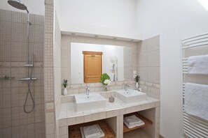 シャワー、ヘアドライヤー、タオル、トイレットペーパー