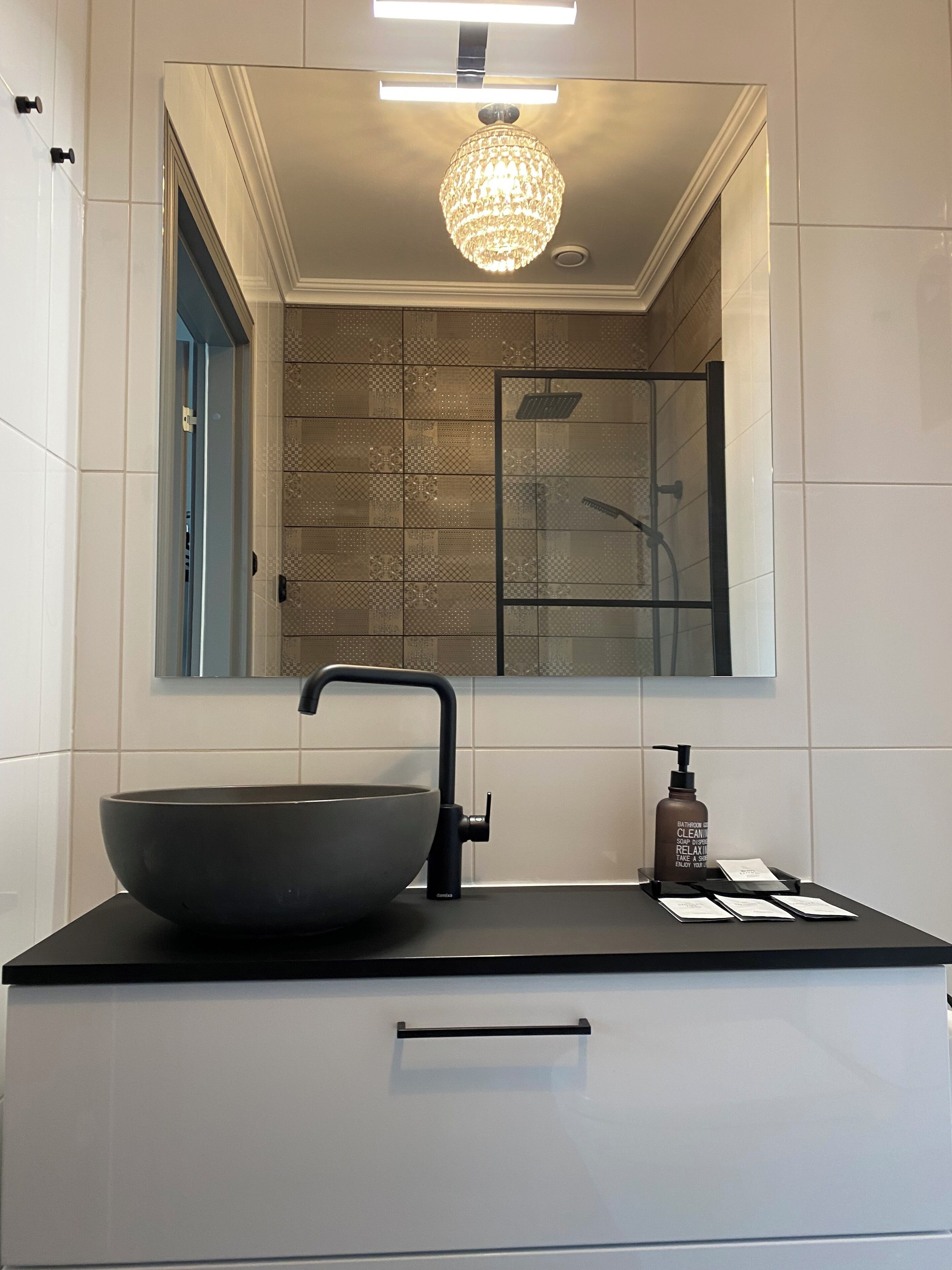 Chambre quadruple Deluxe, vue sur la ville | Salle de bain | Douche, articles de toilette (gratuits), séchoir à cheveux, pantoufles