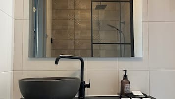 Chambre quadruple Deluxe, vue sur la ville | Salle de bain | Douche, articles de toilette (gratuits), séchoir à cheveux, pantoufles