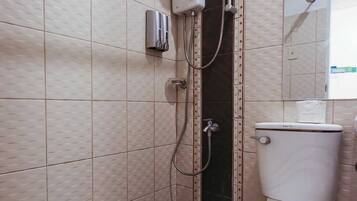 Douche, douche à « effet pluie », articles de toilette gratuits