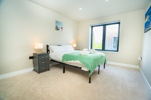 1 bedroom, iron/ironing board, WiFi, bed sheets - Modern & Bright 1 Bed Apartment in Birmingham (West Midlands)