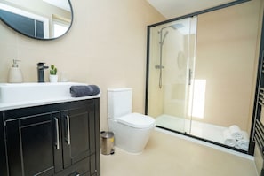 Shower, hair dryer, towels, shampoo - Modern 1BR Apt near Solihull & Central Birmingham (West Midlands)