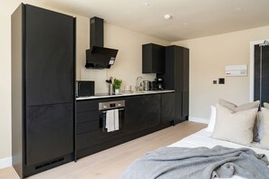 1 bedroom, iron/ironing board, WiFi, bed sheets - Modern 1BR Apt near Solihull & Central Birmingham (West Midlands)