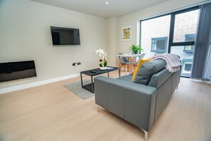 TV, offices - Modern & Bright 1 Bed Apartment in Birmingham (West Midlands)