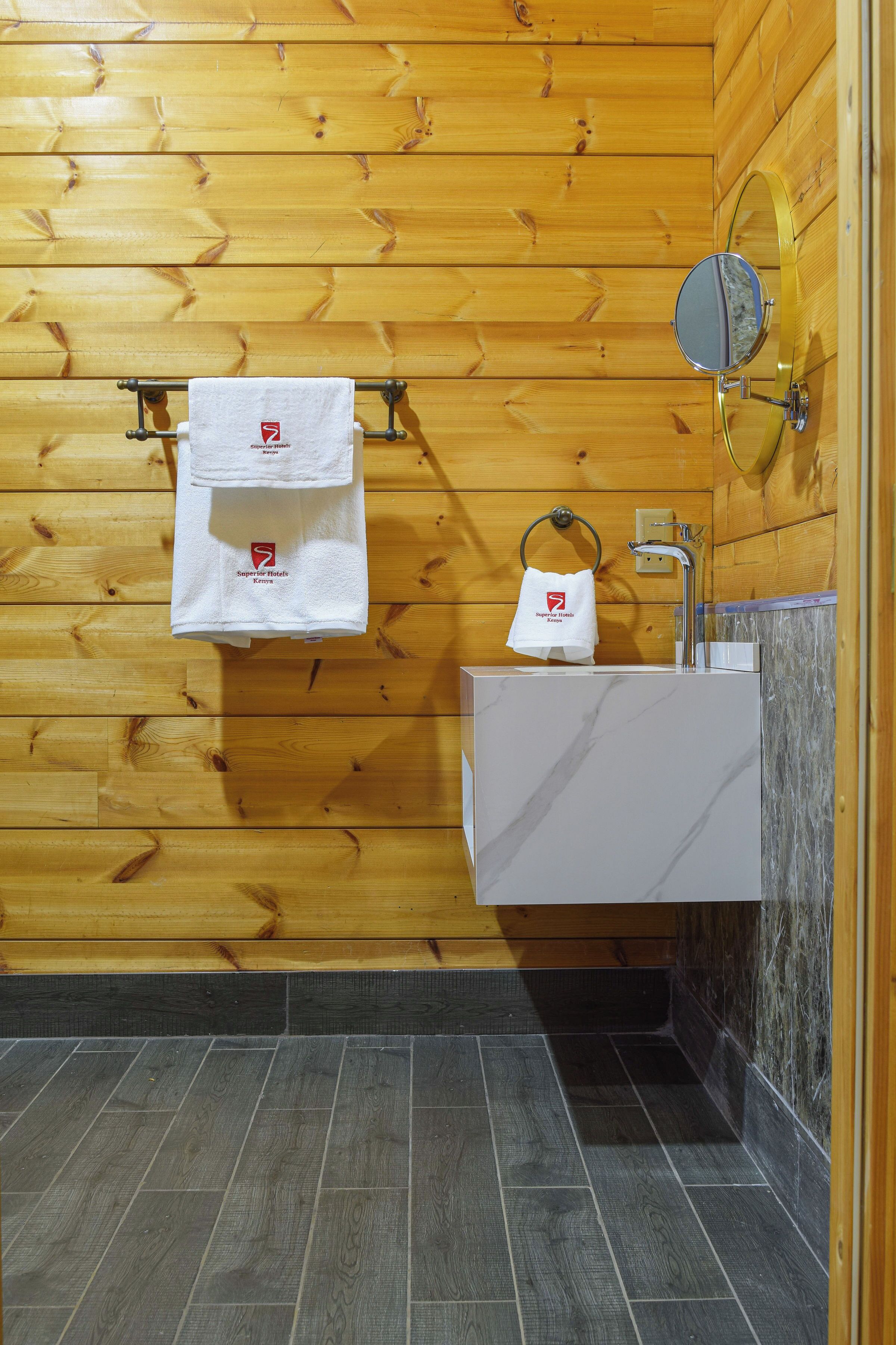 Articles de toilette gratuits, sèche-cheveux, peignoirs, chaussons