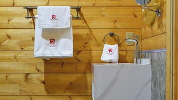 Ilmaiset hygieniatuotteet, hiustenkuivaaja, kylpytakit, tohvelit