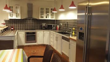 Réfrigérateur, micro-ondes, four, lave-vaisselle