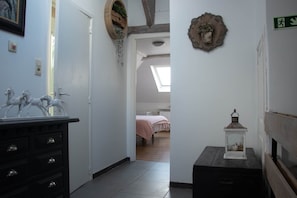 4 bedrooms, iron/ironing board, free WiFi