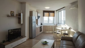 Un appartement moderne comprenant une cuisine, un coin repas et un salon.