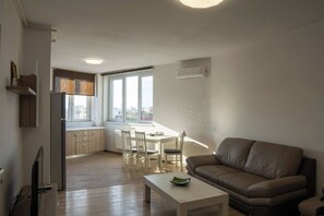 Apartment, 1 Bedroom, Smoking, Garden View | Living room
