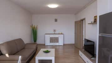 Apartment, 1 Bedroom, Smoking, Garden View | Living room