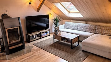 Smart-TV, Kamin, Bücher