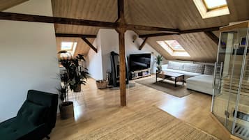 Smart-TV, Kamin, Bücher