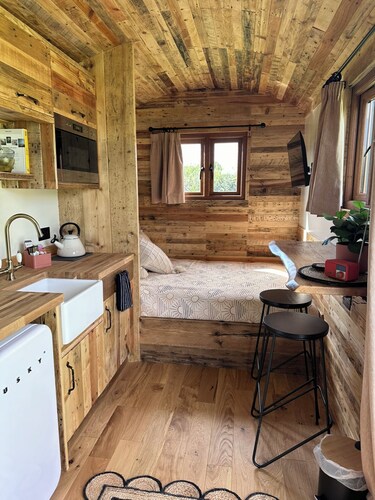 Charming Shepherds Hut in peaceful Lydiard Millicent walking distance to pub