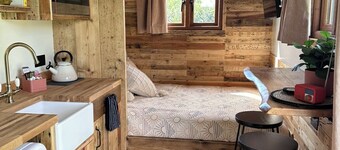 Charming Shepherds Hut in peaceful Lydiard Millicent walking distance to pub