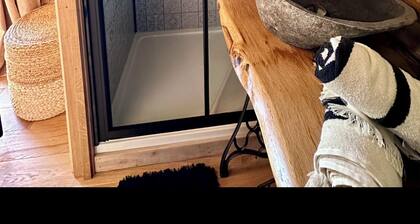 Charming Shepherds Hut in peaceful Lydiard Millicent walking distance to pub