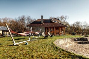 Children's area - Charming 2-bedroom chalet with WiFi, AC in fantastic Râșnov (Râșnov)