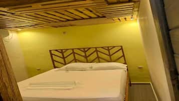 2 dormitorios, tabla de planchar con plancha, ropa de cama