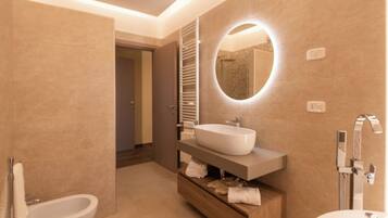 Shower, hair dryer, bidet, towels