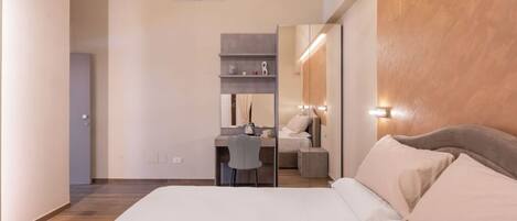 3 bedrooms, desk, WiFi, bed sheets