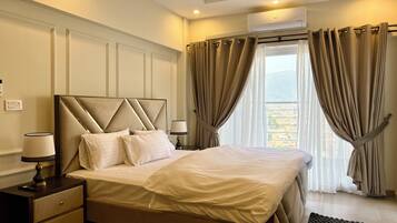 4 bedrooms, iron/ironing board, WiFi, bed sheets