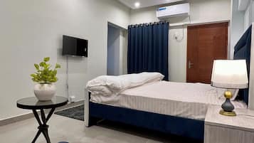 4 bedrooms, iron/ironing board, WiFi, bed sheets