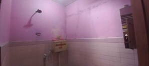 Standard Double Room | Bathroom | Shower, free toiletries, towels, soap - OYO 94370 Lestinn Homestay Monjali (Depok)