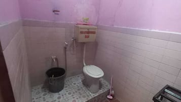 标准双人房 | 浴室 | 淋浴设施、免费洗浴用品、毛巾、肥皂